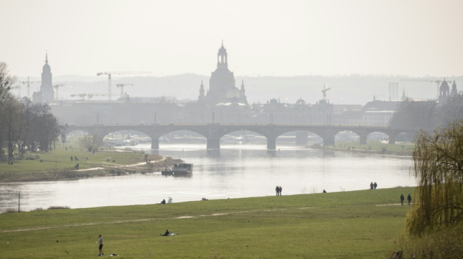 Teil von Carolabr&uuml;cke &uuml;ber Elbe in Dresdner Innenstadt eingest&uuml;rzt