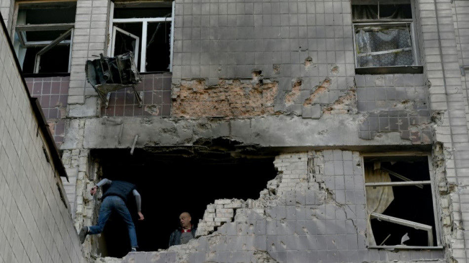 Explos&otilde;es e sirenes antia&eacute;reas em Kiev