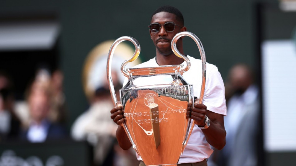 Ousmane Dembélé présente le trophée de la Ligue des champions à Roland-Garros