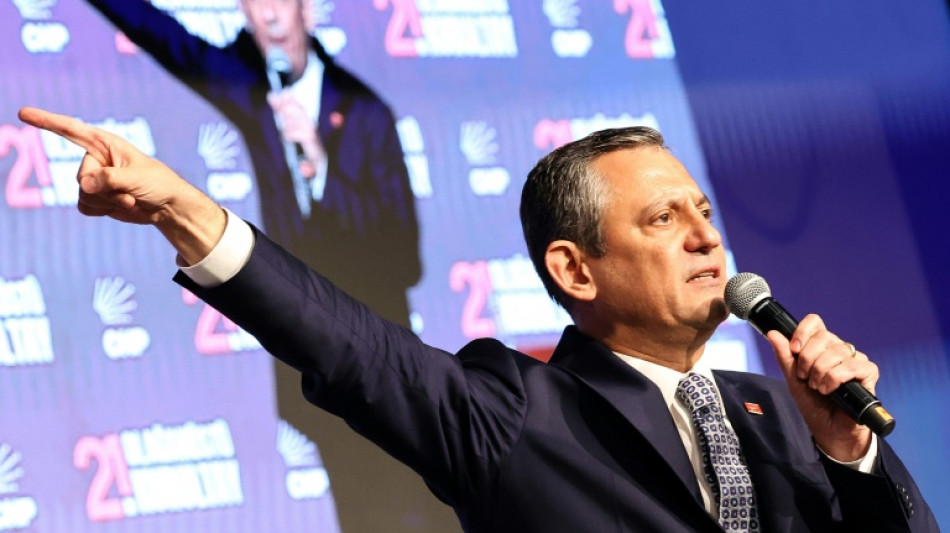 CHP-Chef &Ouml;zel bei au&szlig;erordentlichem Parteitag in Ankara im Amt best&auml;tigt