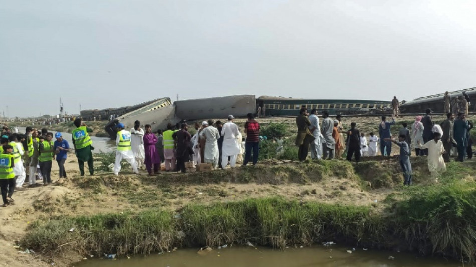 Al menos 28 muertos en descarrilamiento de tren en sur de Pakist&aacute;n