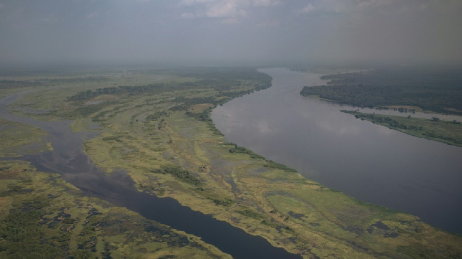 Revisan a la baja a 33 muertos el balance por el incendio de un barco en RD del Congo