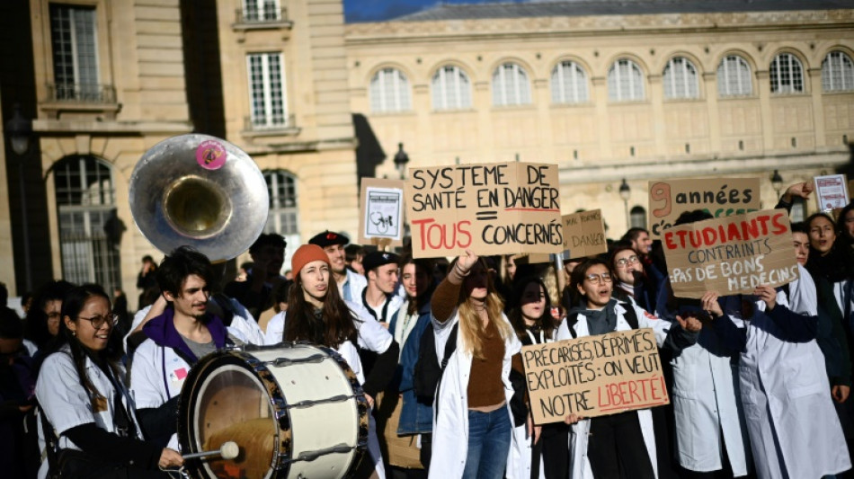 D&eacute;serts m&eacute;dicaux: internes et &eacute;tudiants en m&eacute;decine de retour dans la rue