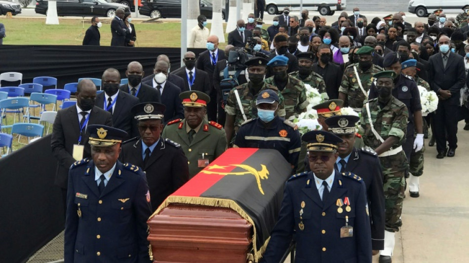 Angola: hommage &agrave; l'ex-pr&eacute;sident dos Santos, en pleine contestation &eacute;lectorale
