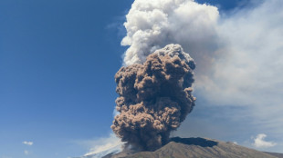 El monte Etna arroja una enorme nube de cenizas, rocas y gases
