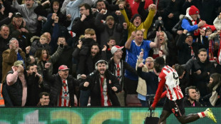 Sunderland snap Arsenal's winning run in Premier League title twist