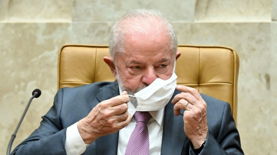 Lula &eacute; operado com sucesso no quadril