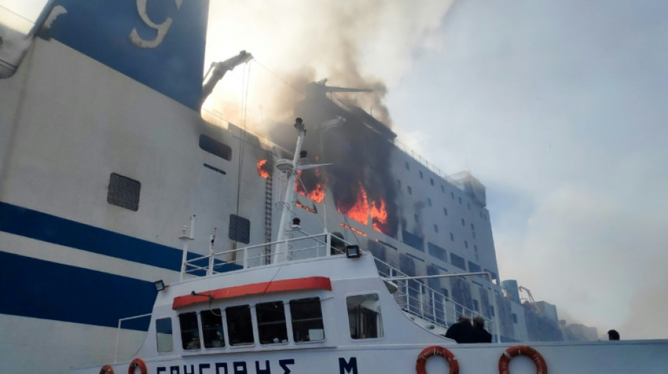 Gr&egrave;ce: un ferry italien toujours en feu, douze disparus