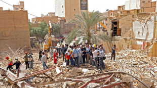 Cientos de personas protestan tras el derrumbe de un edificio que dej&oacute; 24 muertos en Ir&aacute;n