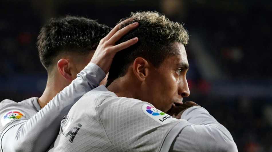 Raphinha rescata al Barcelona y Piqu&eacute; se despide expulsado