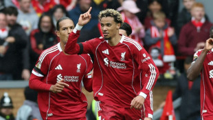 L&iacute;der Liverpool vence Everton (2-1) e mant&eacute;m campanha 100% na Premier League