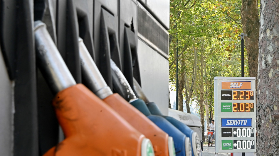 Prezzi carburanti in lieve calo, benzina self a 2,035 euro