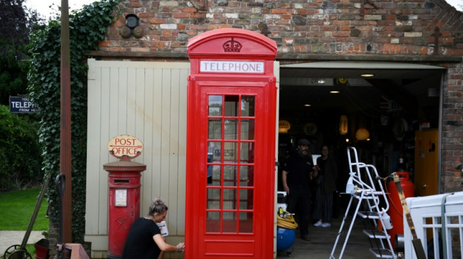 Cafés o bibliotecas, la segunda vida de las cabinas telefónicas británicas
