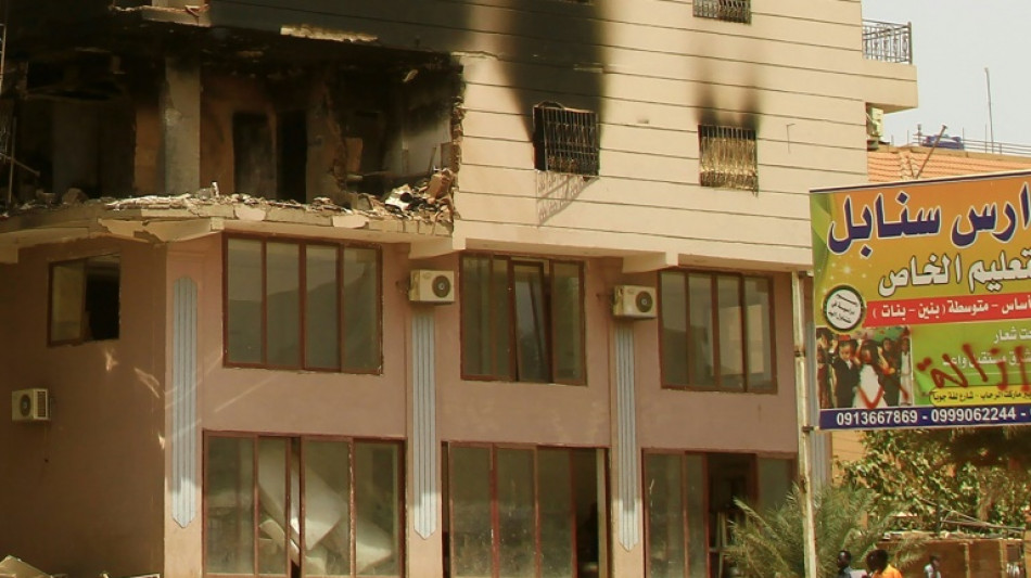 Sud&atilde;o registra &ecirc;xodo maci&ccedil;o de estrangeiros, enquanto combates n&atilde;o d&atilde;o tr&eacute;gua