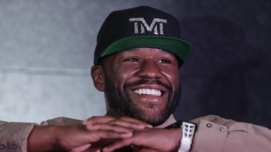 Boxe: Floyd Mayweather annuncia il suo ritorno da professionista