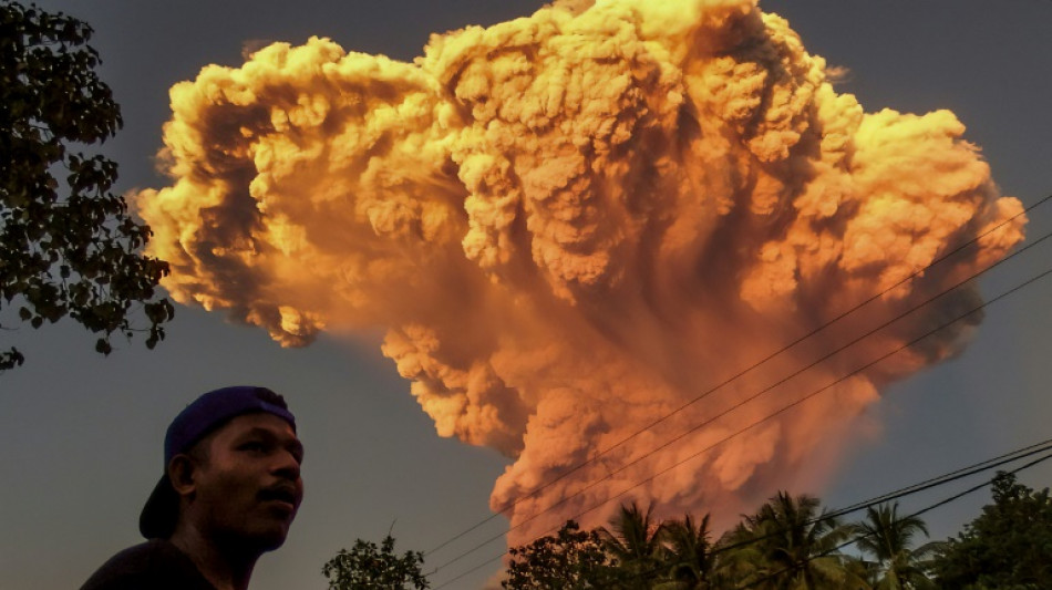 Vuelos cancelados en Bali por masiva erupción volcánica en Indonesia