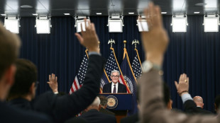 Desafiada por Trump, la Fed mantiene las tasas y alerta del riesgo inflacionario