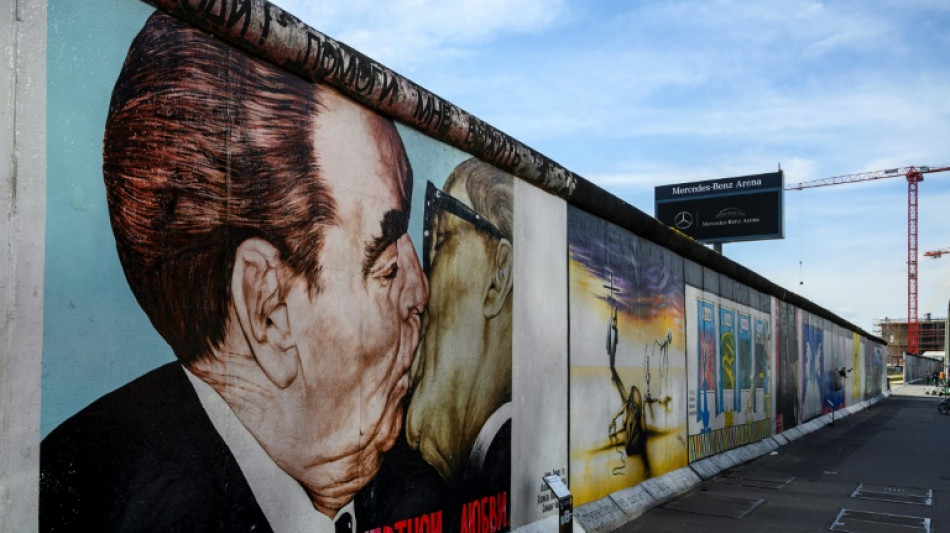 Aktivisten überpinseln bekanntes Bruderkuss-Bild in Berlin - drei Gewahrsamnahmen