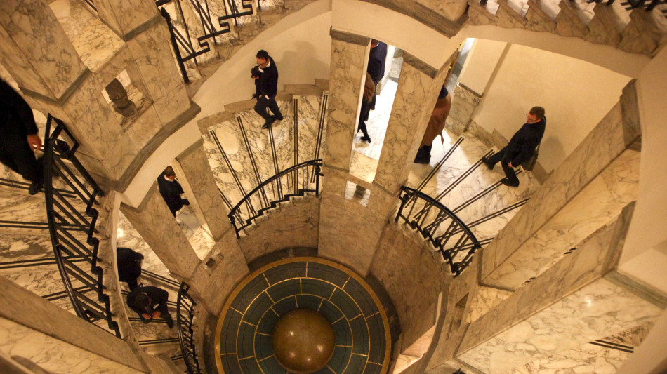 Borsa: Milano chiude debole (-0,73%), gi&ugrave; Stellantis e Moncler