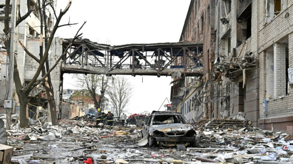 Una cocina comunitaria en llamas tras un bombardeo ruso en J&aacute;rkov