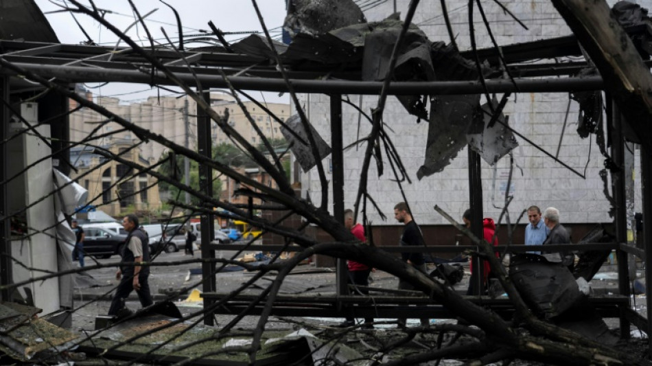 Ukraine: nouvelles frappes nocturnes russes, au moins un mort à Kiev