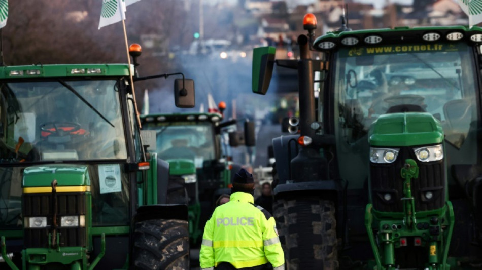 Agricultores intensificam protestos apesar das concess&otilde;es da UE