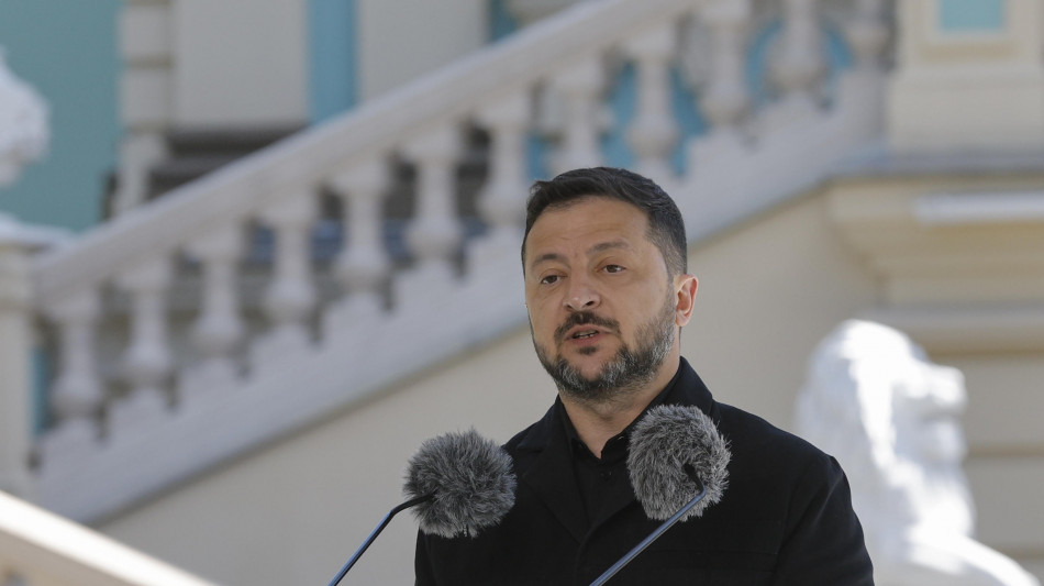 Zelensky, 'deposito colpito conteneva munizioni, droni ed esplosivi esercito'