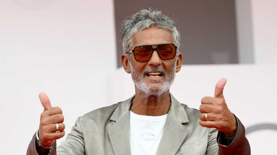 Fiorello sul red carpet a Venezia di Be brave, il documentario su Renzo Rosso