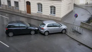 Zwei Autos kollidieren auf Salzburgs Imbergstra&szlig;e