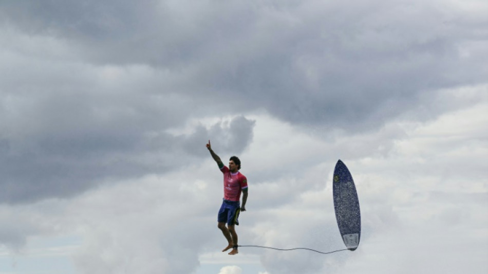 Gabriel Medina 'levita' em foto ic&ocirc;nica da AFP em Paris-2024