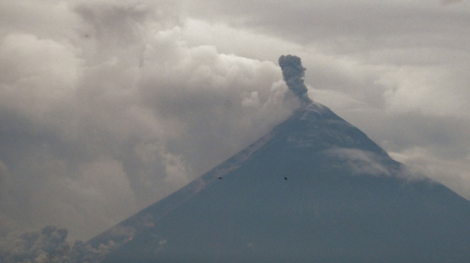 Casi 800 evacuados por la erupción del volcán de Fuego en Guatemala