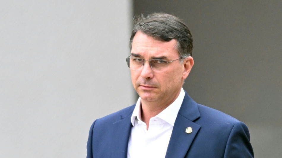 Oposi&ccedil;&atilde;o exige explica&ccedil;&otilde;es do governo de Milei por fuga de Fl&aacute;vio Bolsonaro pela Argentina
