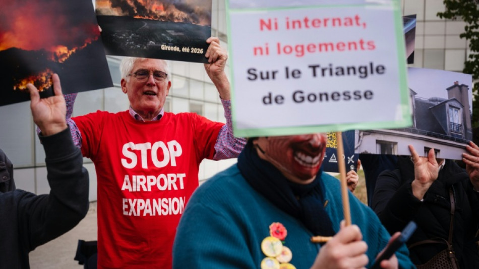 "Climat, sant&eacute;, Roissy tu nous enfumes": contre l'expansion de CDG, des opposants mobilis&eacute;s