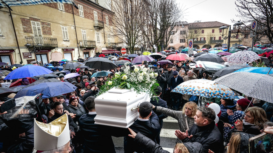 I funerali di Zoe a Nizza Monferrato, canzoni e palloncini bianchi