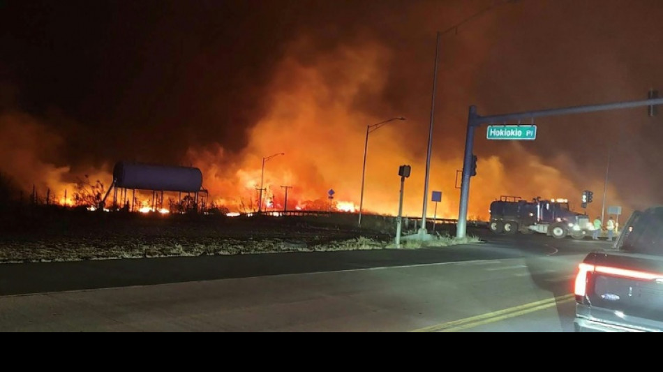 Incendios forestales en Haw&aacute;i obligan a evacuaciones y rescates acu&aacute;ticos