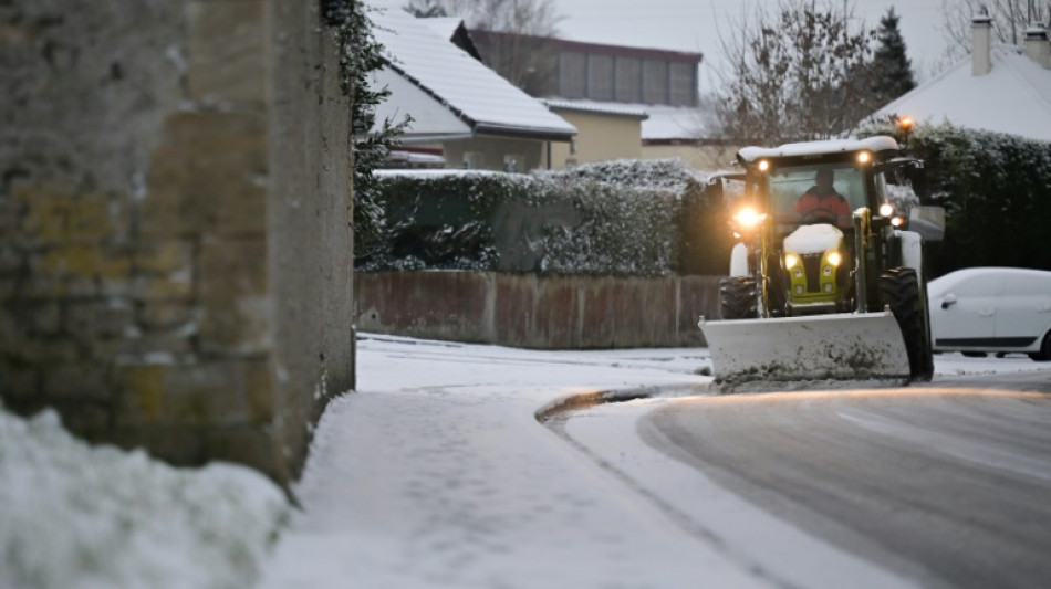 Une grande partie nord de la France se pr&eacute;pare &agrave; la neige et au verglas