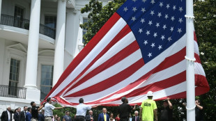Trump weiht riesige neue Fahnenmasten vor dem Weißen Haus ein
