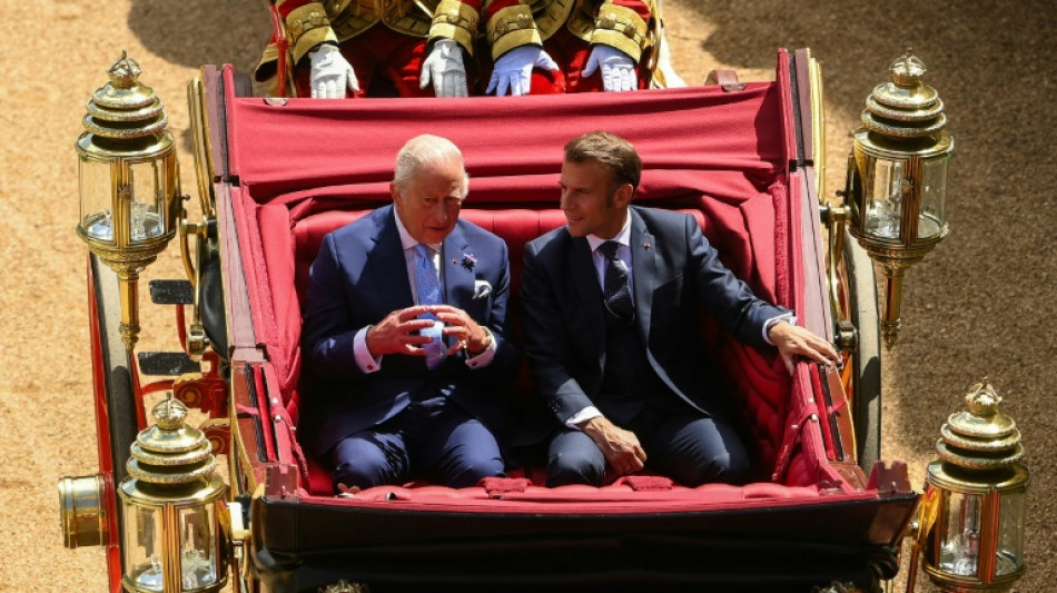 Königliche Kutschfahrt: Charles III. empfängt Macron zum Staatsbesuch 