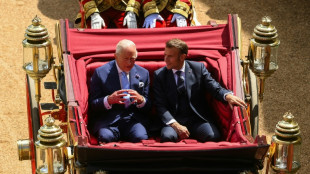 Königliche Kutschfahrt: Charles III. empfängt Macron zum Staatsbesuch 