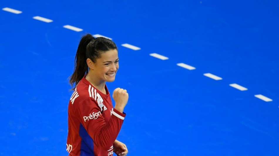 Hand: "On a besoin de t&eacute;moignages" de sportives m&egrave;res, clame Darleux