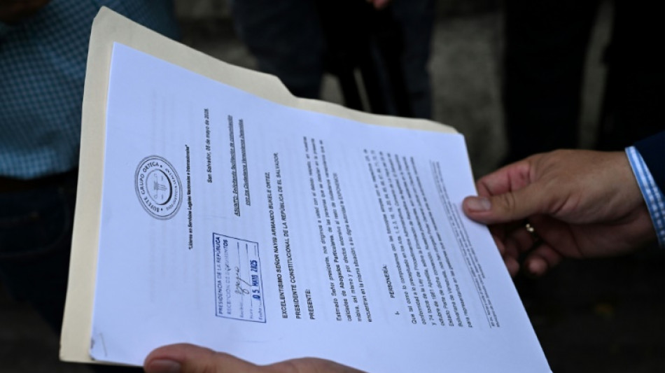 Un juez pide a EEUU que permita a migrantes impugnar su expulsión a El Salvador