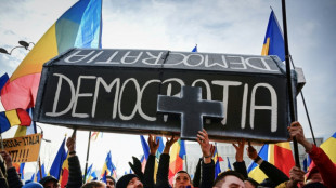 Milhares de romenos protestam contra a anula&ccedil;&atilde;o das elei&ccedil;&otilde;es presidenciais