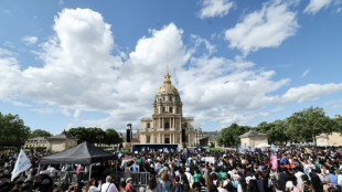 Decenas de miles de personas exaltan a Jes&uacute;s en Par&iacute;s