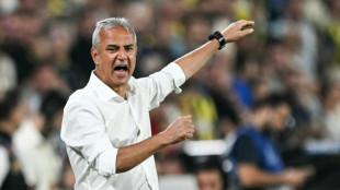 T&eacute;cnico do Fenerbah&ccedil;e pede demiss&atilde;o ap&oacute;s ser atingido por garrafa, mas clube n&atilde;o aceita