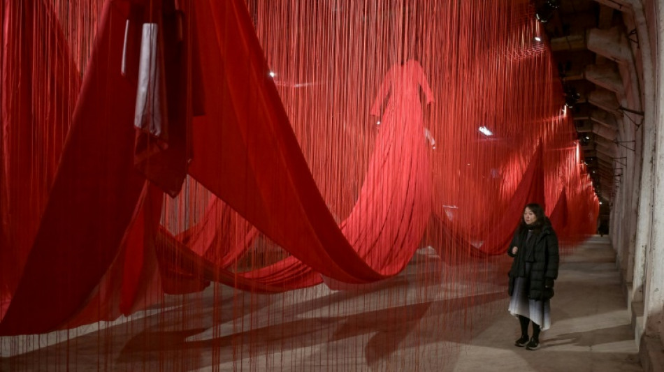 Una artista retrata con hilos rojos el horror de un campo de concentración en Austria