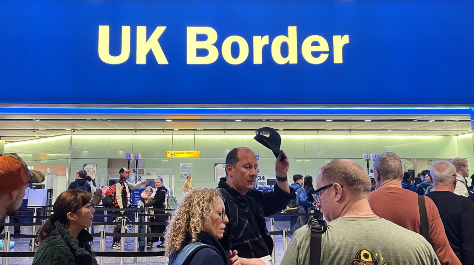 Traffico aereo in tilt in Gb, coinvolti anche scali Heathrow e Gatwick