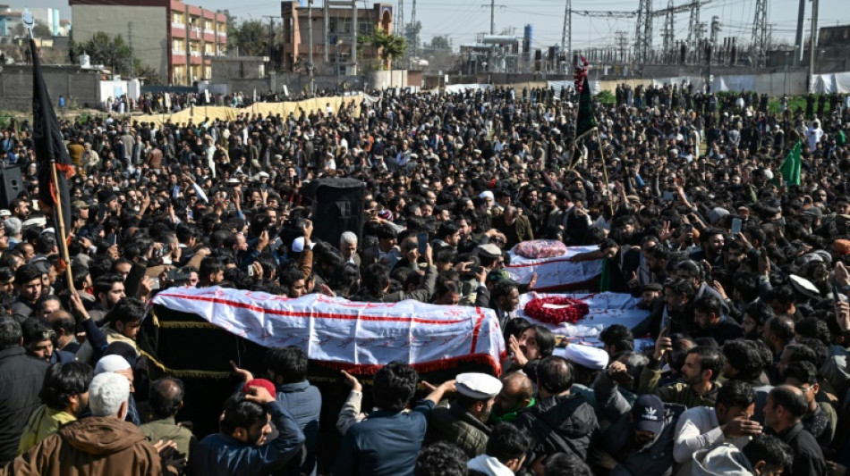 Paquist&atilde;o chora v&iacute;timas de ataque a mesquita xiita