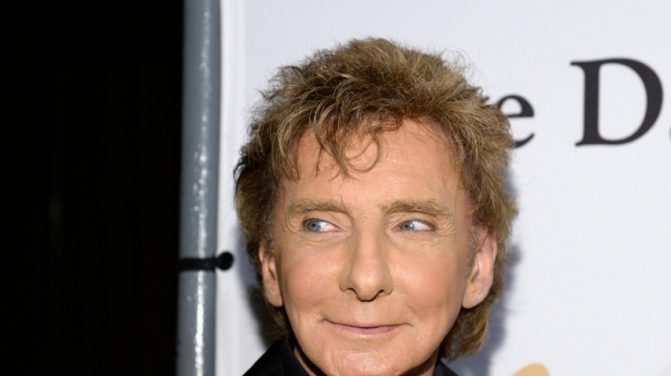 Cantante Barry Manilow pospone residencia en Las Vegas para tratamiento por c&aacute;ncer