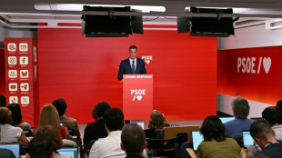 Agentes entran a la sede del gobernante Partido Socialista español, sacudido por un escándalo de corrupción