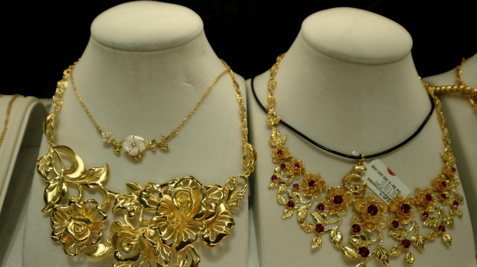 Prezzo gioielli in volo (+80%), crollano smartphone (-55%)